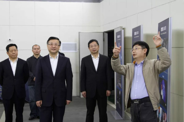 上海市委常委、市委政法委書記陳寅（中）、閔行區(qū)區(qū)委書記朱芝松（右二）、區(qū)委常委、政法委書記劉豫峰（左一）聽取上海三思總裁王鷹華（右一）介紹LED相關(guān)技術(shù)和產(chǎn)品