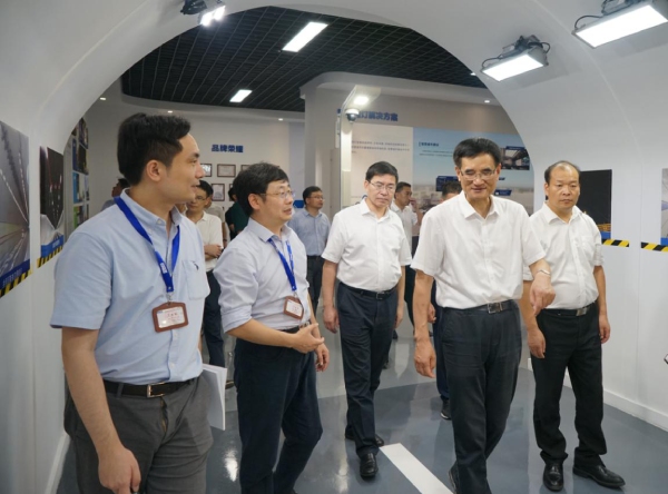 浙江省委常委、統(tǒng)戰(zhàn)部部長熊建平（右二）、金華市委書記陳龍（中），浦江縣委書記程天云（右）